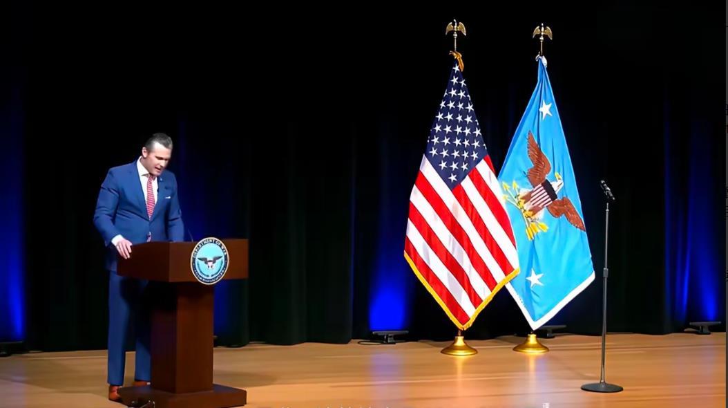 美国国防部长赫格塞斯闹两个大乌龙。近日，赫格塞斯在五角大楼的官方祷告仪式上，本来