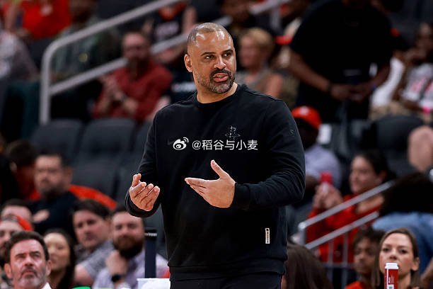 之前阿隆-霍勒迪直接跌出了轮换阵容，差不多打几场才能进1场轮换。结果到了最近几场