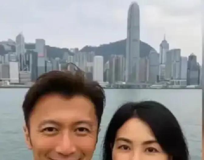 还信那张照片毁了婚姻？

不对。
真正过不去的是性格。一个啥热闹都想凑，一个巴不