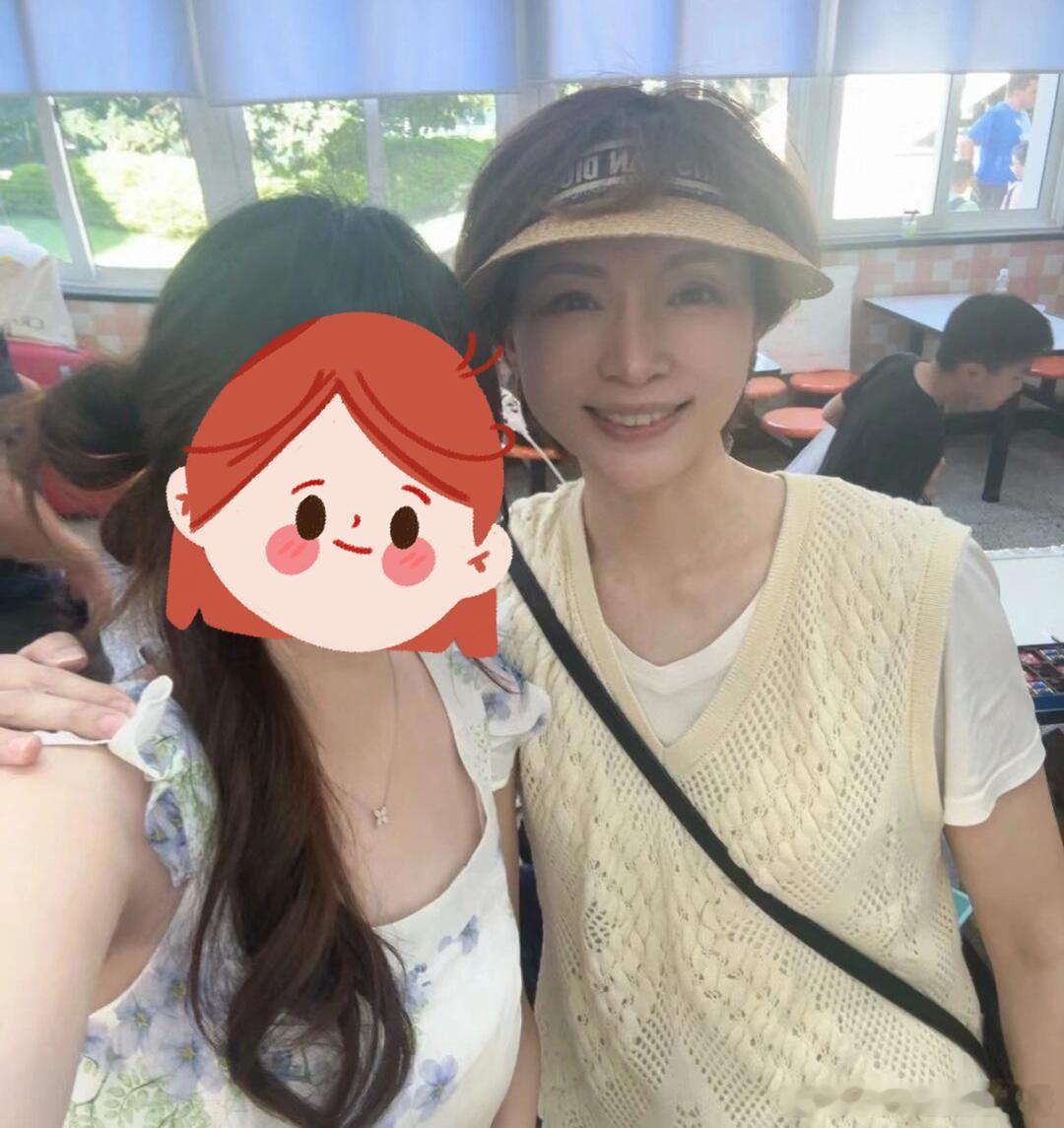 #校义卖会偶遇董卿Angelababy# 校义卖会偶遇董卿Angelababy，
