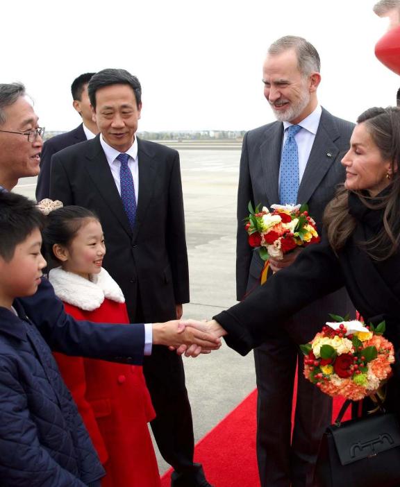 西班牙国王费利佩下飞机，献花小姑娘长得亭亭玉立！11月10日西班牙国王的专机准时