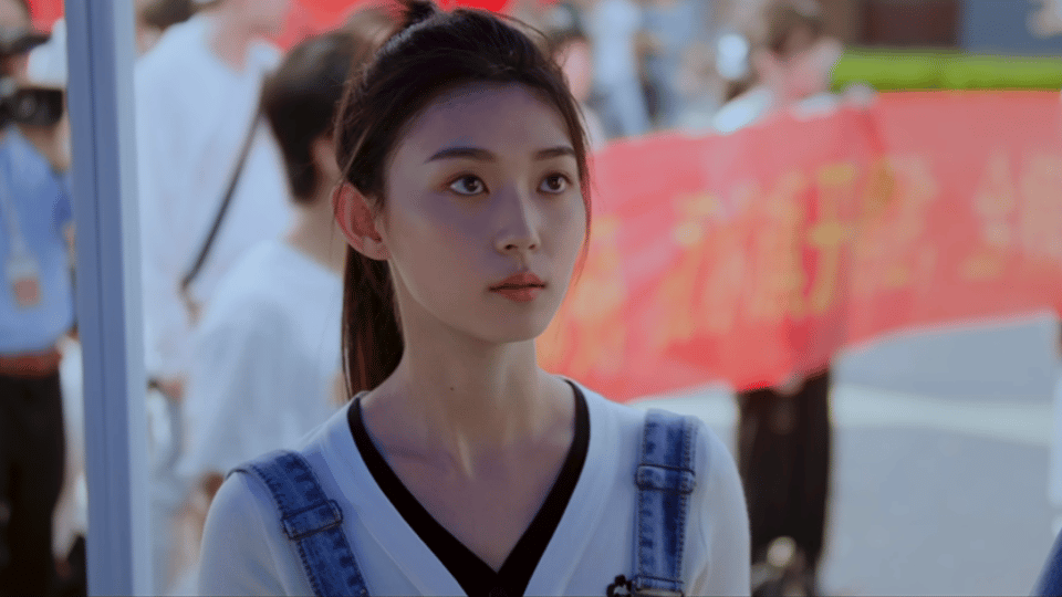 狙击蝴蝶程雅昭五官跟三观一样正圆脸浅笑自带柔光滤镜，程雅昭的颜值是青春最本真的模