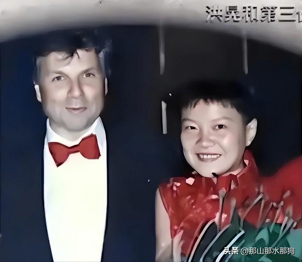 洪晃大学毕业后在第一家美国外企公司工作时，见过大老板被老婆打的鼻子出血，还被公司