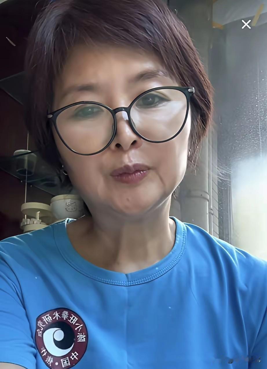 看了彭亚楼母亲做的这场直播之后，很多网友都感到非常解气。

直播中她自己给彭亚楼