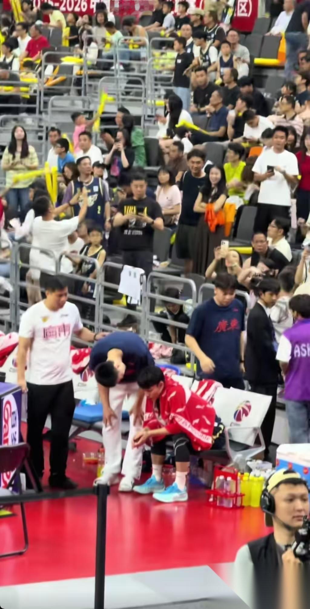 广东宏远跟队记者关辛说出徐杰发挥不佳的另一个隐情！关辛在视频总结说徐杰打的不好是