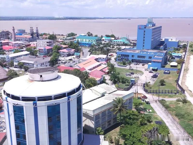 人均石油储量领跑全球，圭亚那却上演“守着油田缺油”的魔幻戏码😂。中东局势一紧张