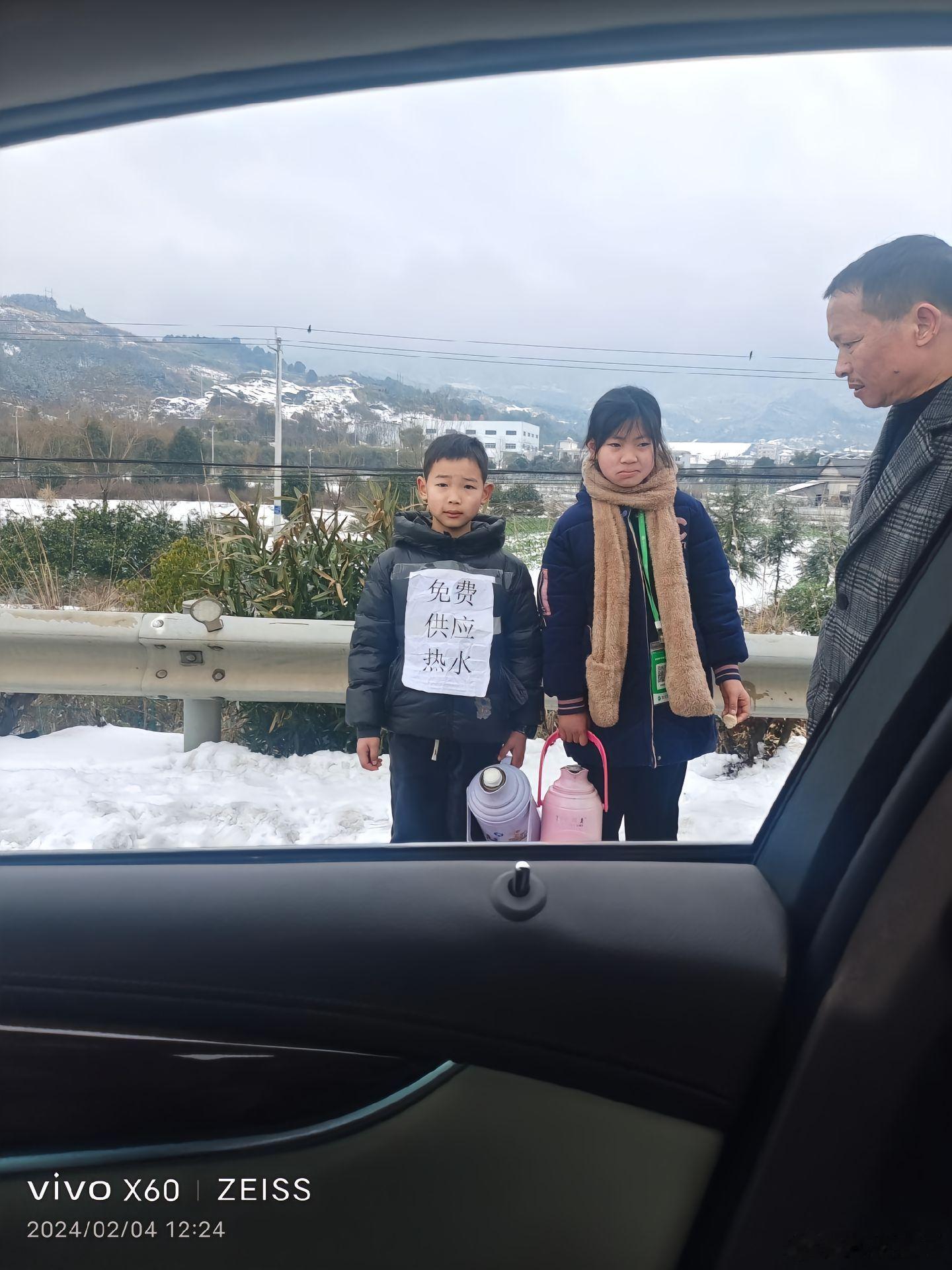 冰雪无情人有情，因为暴雪导致安徽、湖南部分高速堵车，当地村民送免费热水和食物！ 