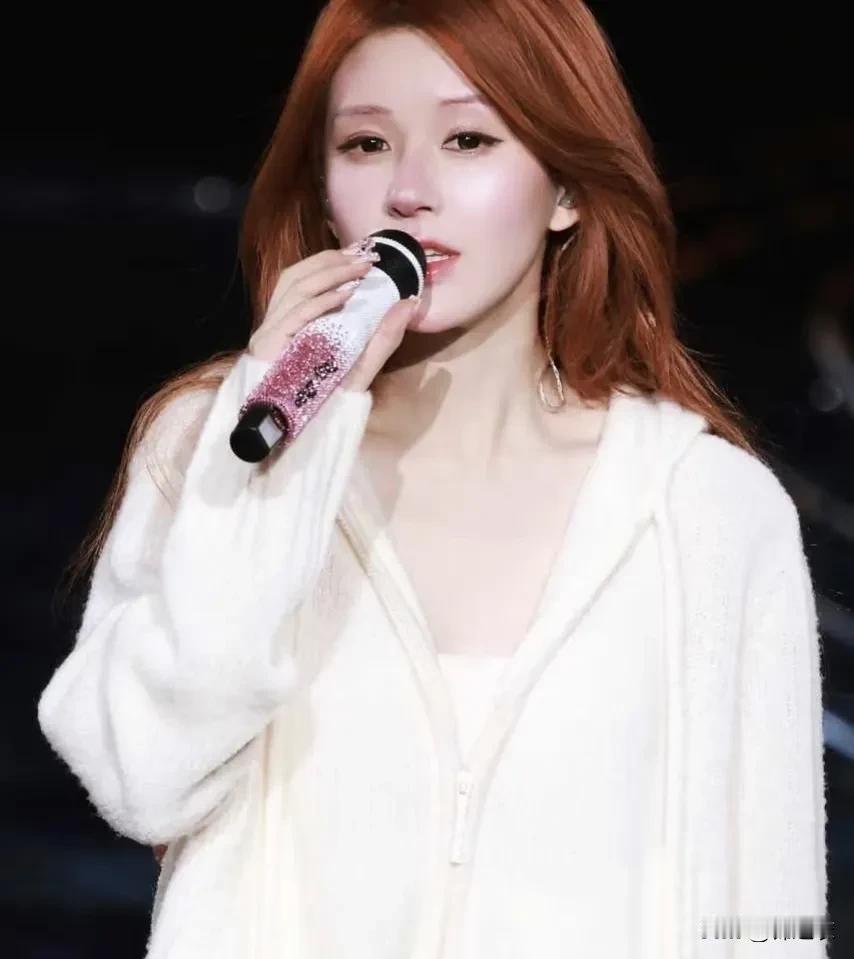 赵露思如今和前公司解约又签约了新公司，事业也是大红大紫，而她有现在的成绩，也是因