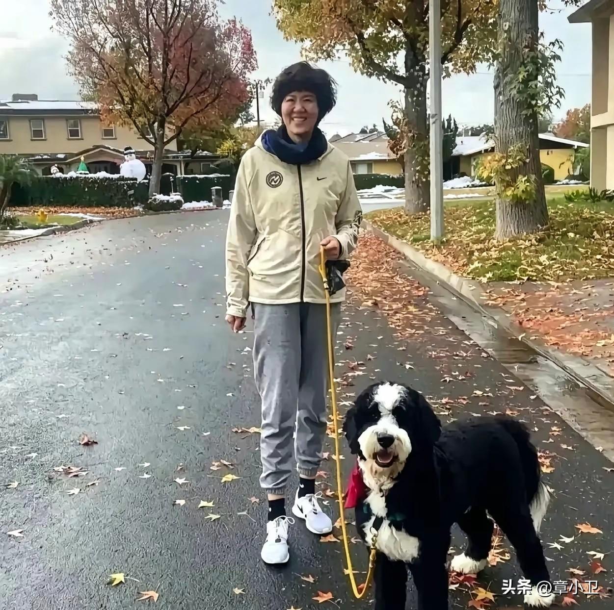 郎平在美国别墅小区里过着悠闲的生活，网友说：美国不好，去的中国人都是有学历，知名