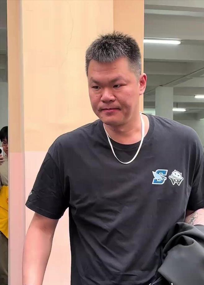 我滴妈！朱芳雨真走了，周鹏真要回宏远挂帅？这操作真给我看懵了！
7月23日，赵探