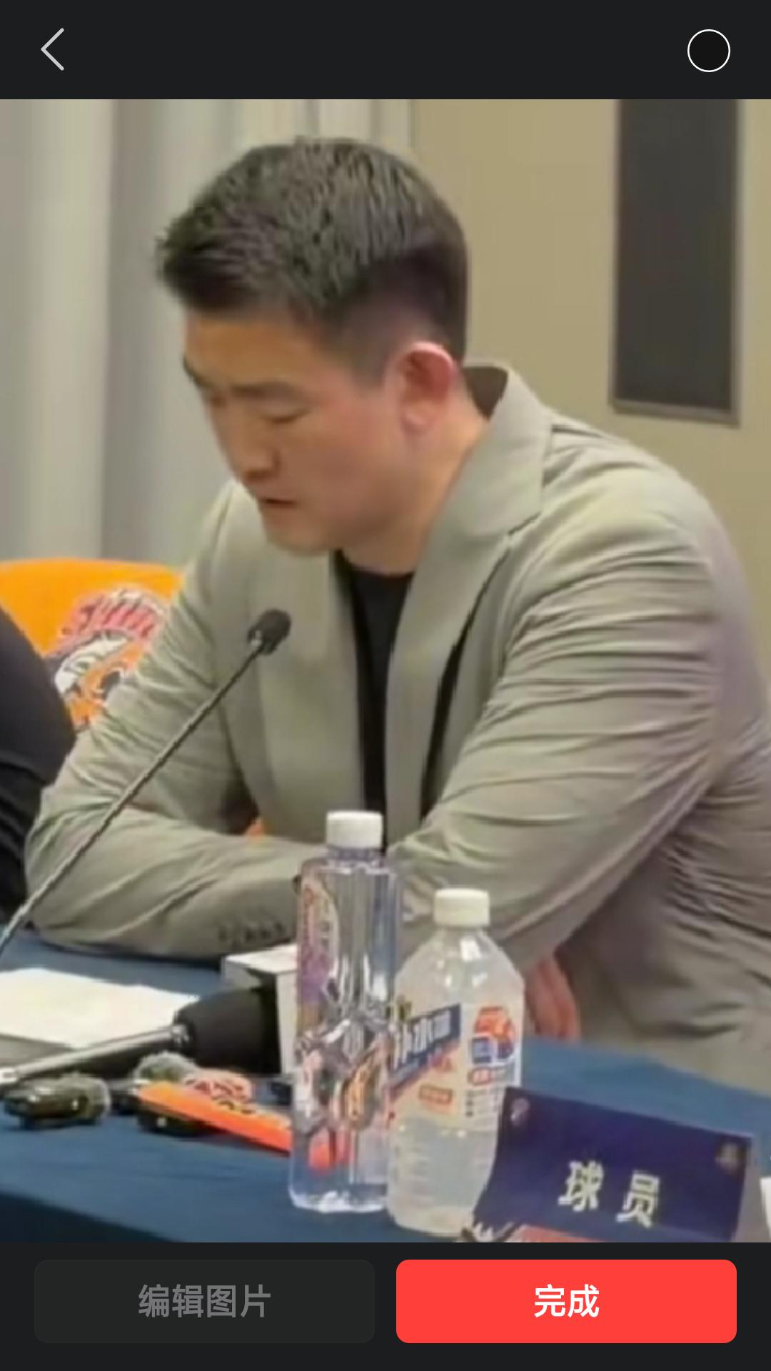 昨晚浙江广厦客场被上海久事三分绝杀，连续客场失利让卫冕冠军前景堪忧，赛后主教练王