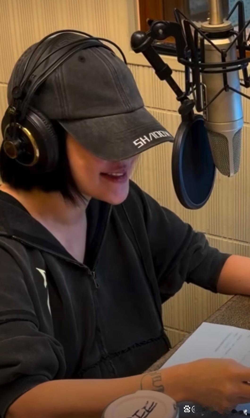 小S录跨年宣传片崩溃大哭大S离世后小S首次接跨年工作，她录制的时候几度落泪哽咽，