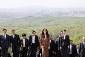 中国国民党主席郑丽文访问大陆，出乎意料的把国际事务部主委董佳瑜带过来了。董佳瑜今