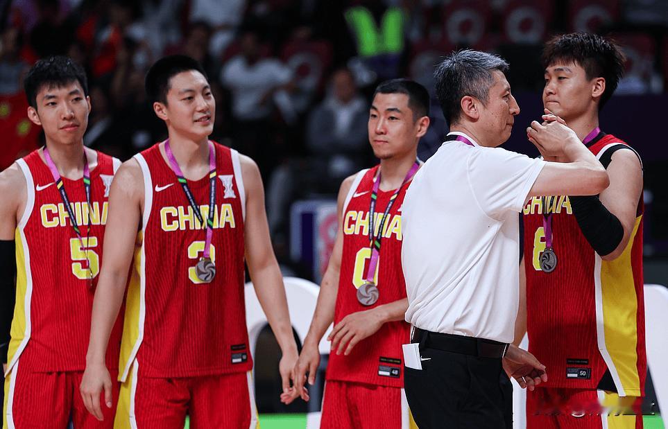 11月29日中国男篮奔赴韩国，准备12月1日和韩国男篮的世预赛二番战。首战咱们主