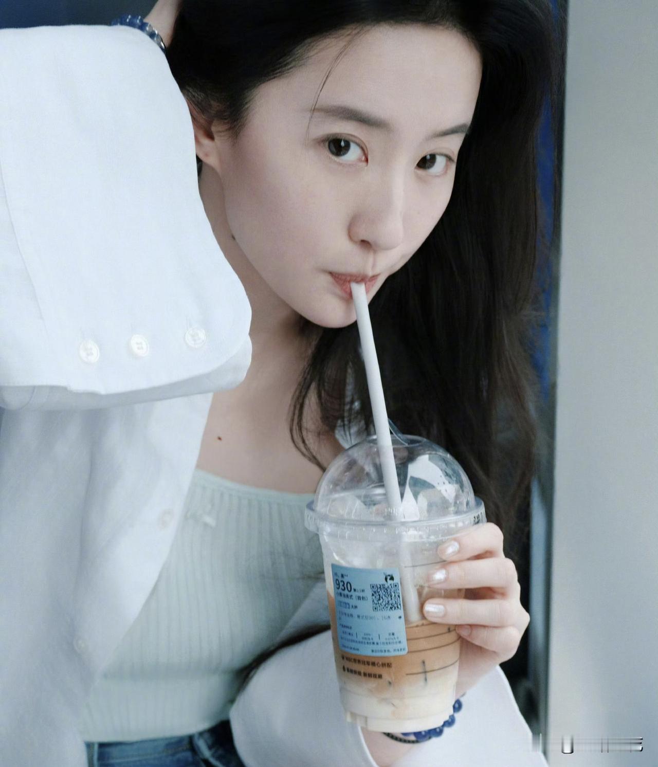 你可以质疑刘亦菲的演技，
你甚至可以质疑她的智商，
但是有一点你得承认，那就是刘