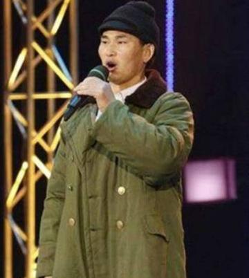 农民出身的大衣哥为什么一直受欢迎？

草根艺人大衣哥，多少年来一直受大众欢迎，口