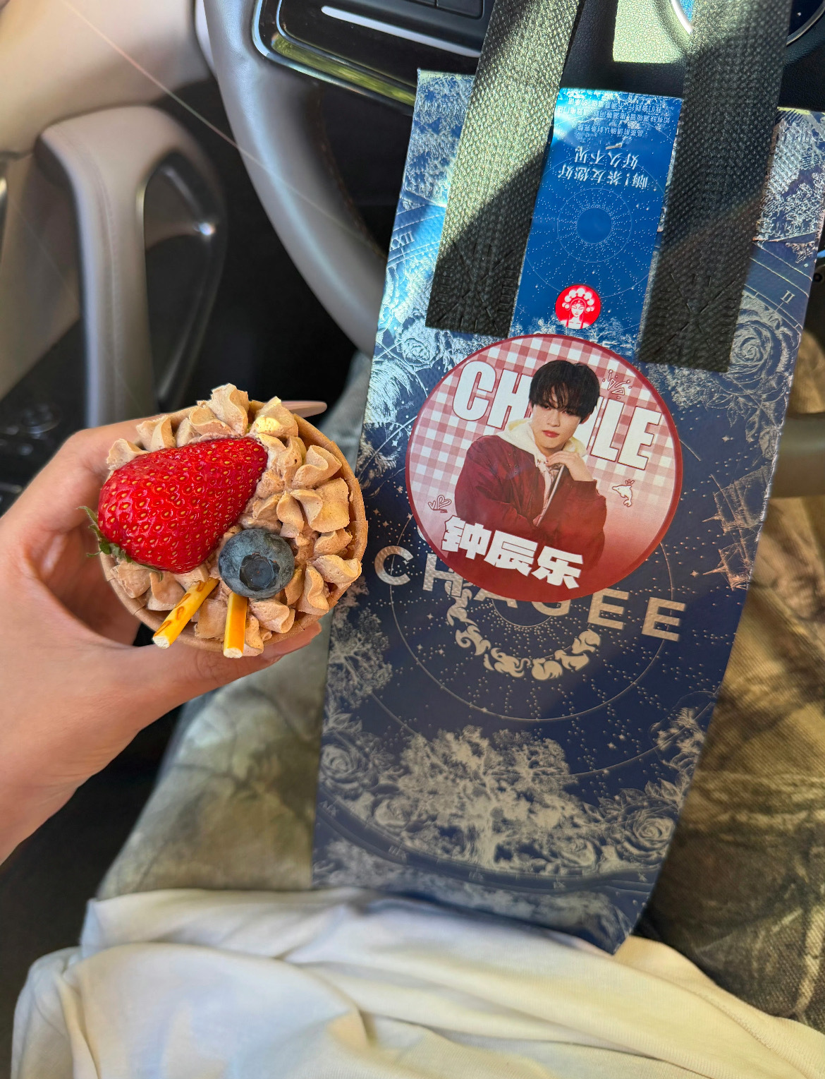 钟辰乐超燃青春的合唱逆应援超燃青春合唱收官录制，钟辰乐为粉丝暖心安排逆应援，奶茶