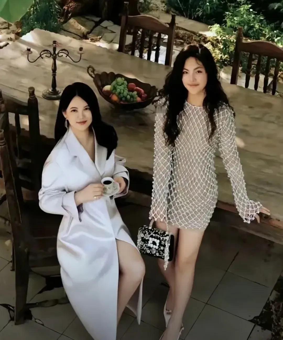 李湘王诗龄同框
李湘变年轻了，王诗龄变老成了
母子俩就像俩姐妹
穿得都很时尚
各