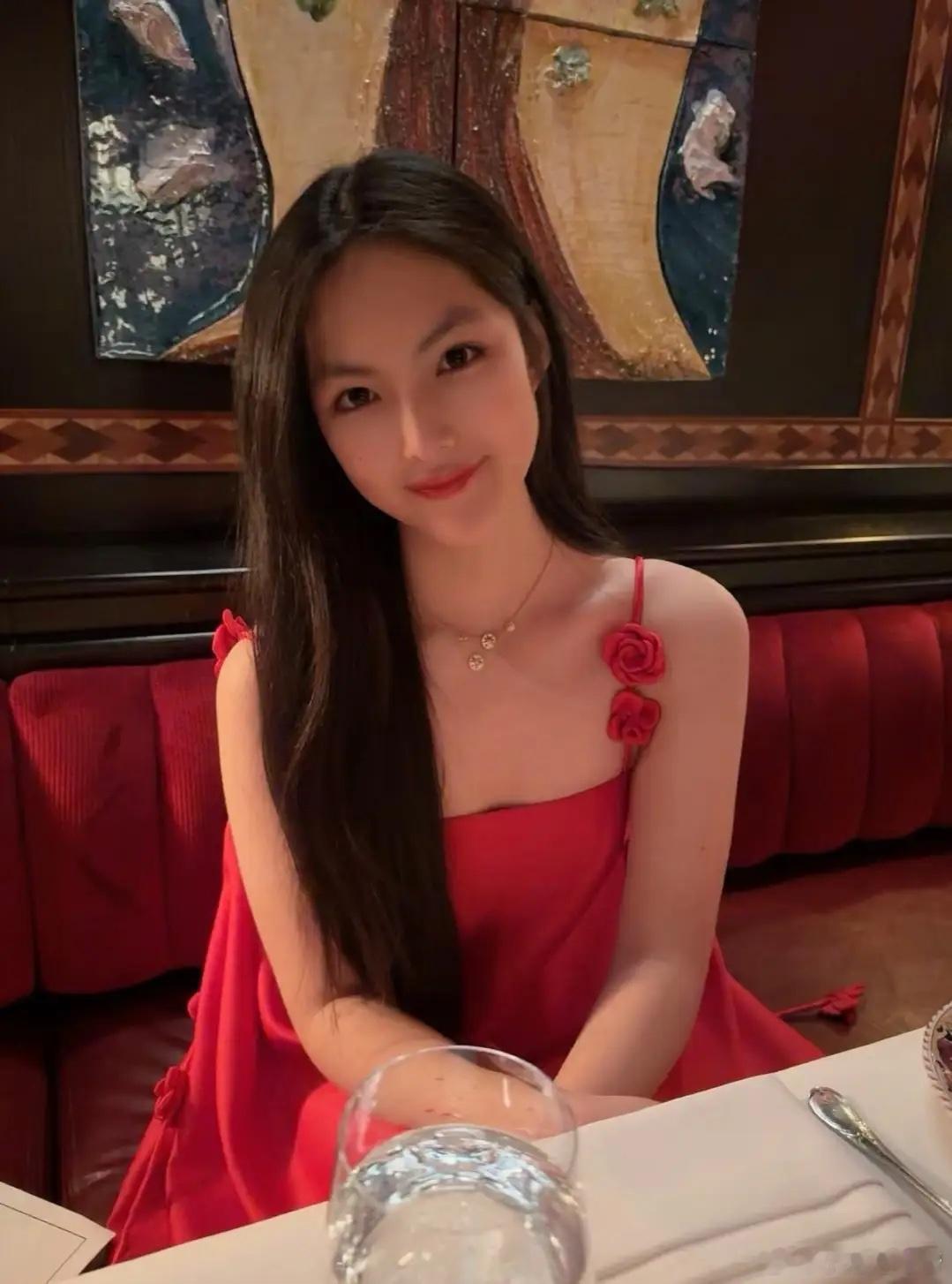 王诗龄晒过年照，穿一袭红裙感觉瘦了，王岳伦也在李湘没有出镜！ 