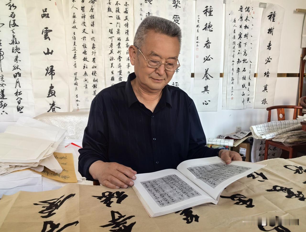 张学林，字海舟，号文啸楼主人，一九五二年生于甘肃甘谷。原甘谷县人大常委会副主任。