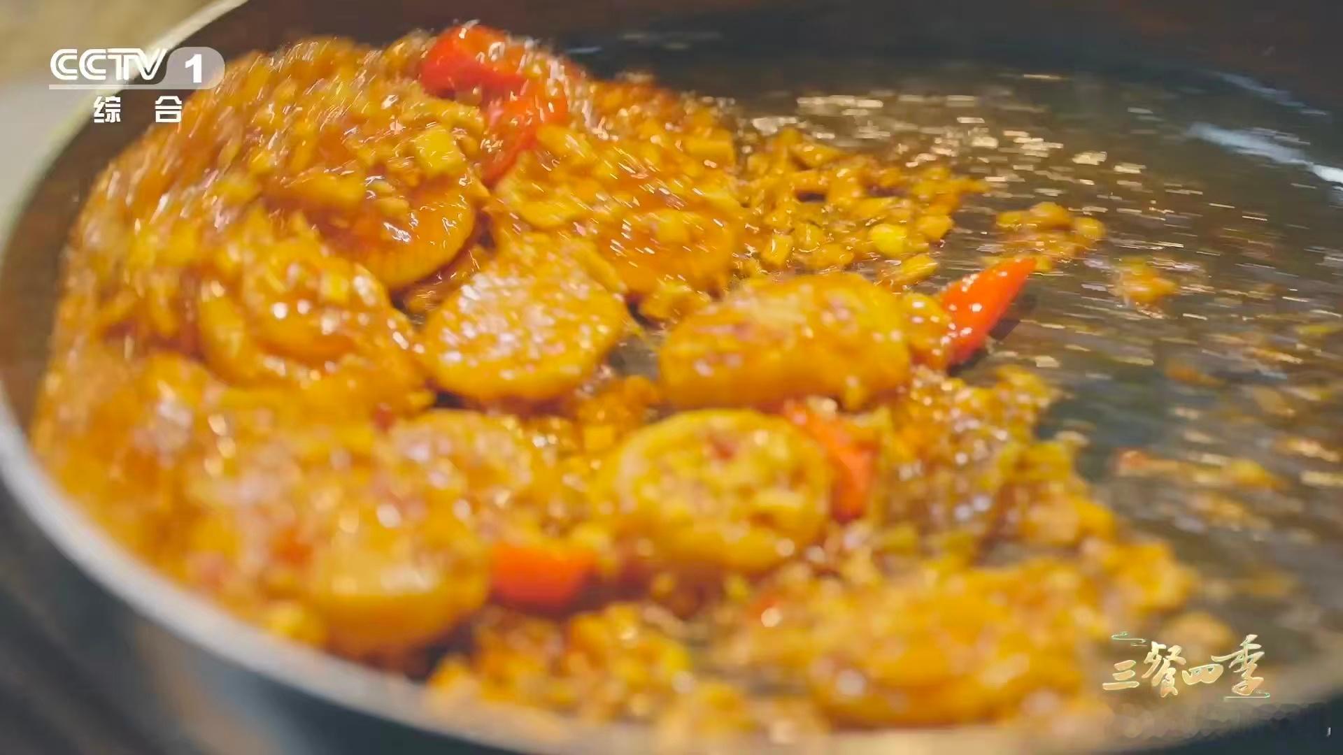 中国人对下饭菜的执念入锅是蘑菇出锅变成鲍鱼 慢煨收汁裹满红亮酱汁，每块 “鲍鱼”