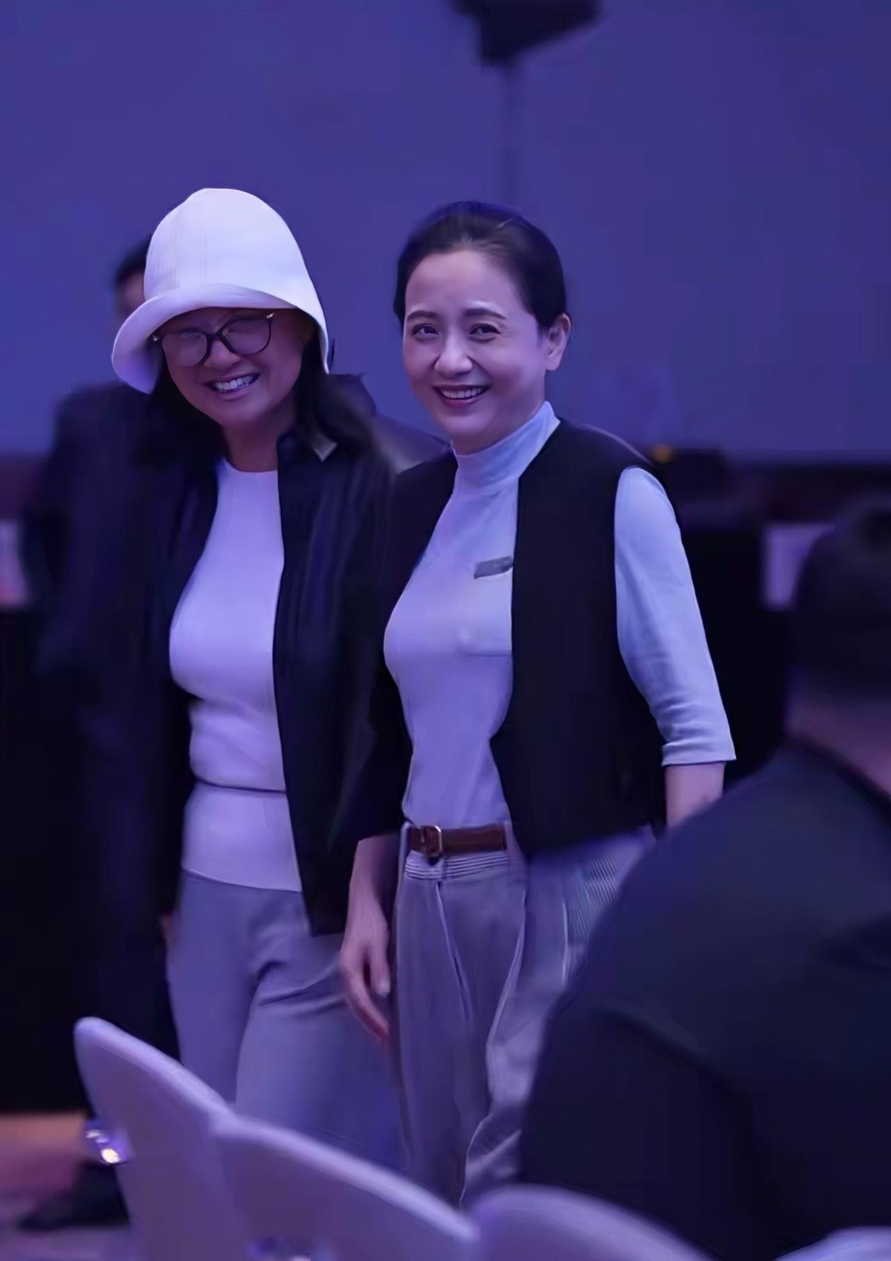 陶慧敏拿终身成就奖，反差太大了。
央视盖章的9.2分神剧《人世间》，她演的周母直