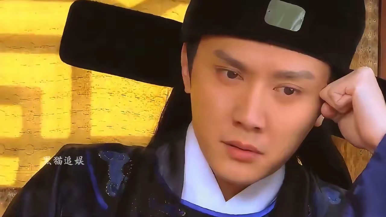 现在的男演员里，这种自带古韵的中式骨相真的越来越少见了。 