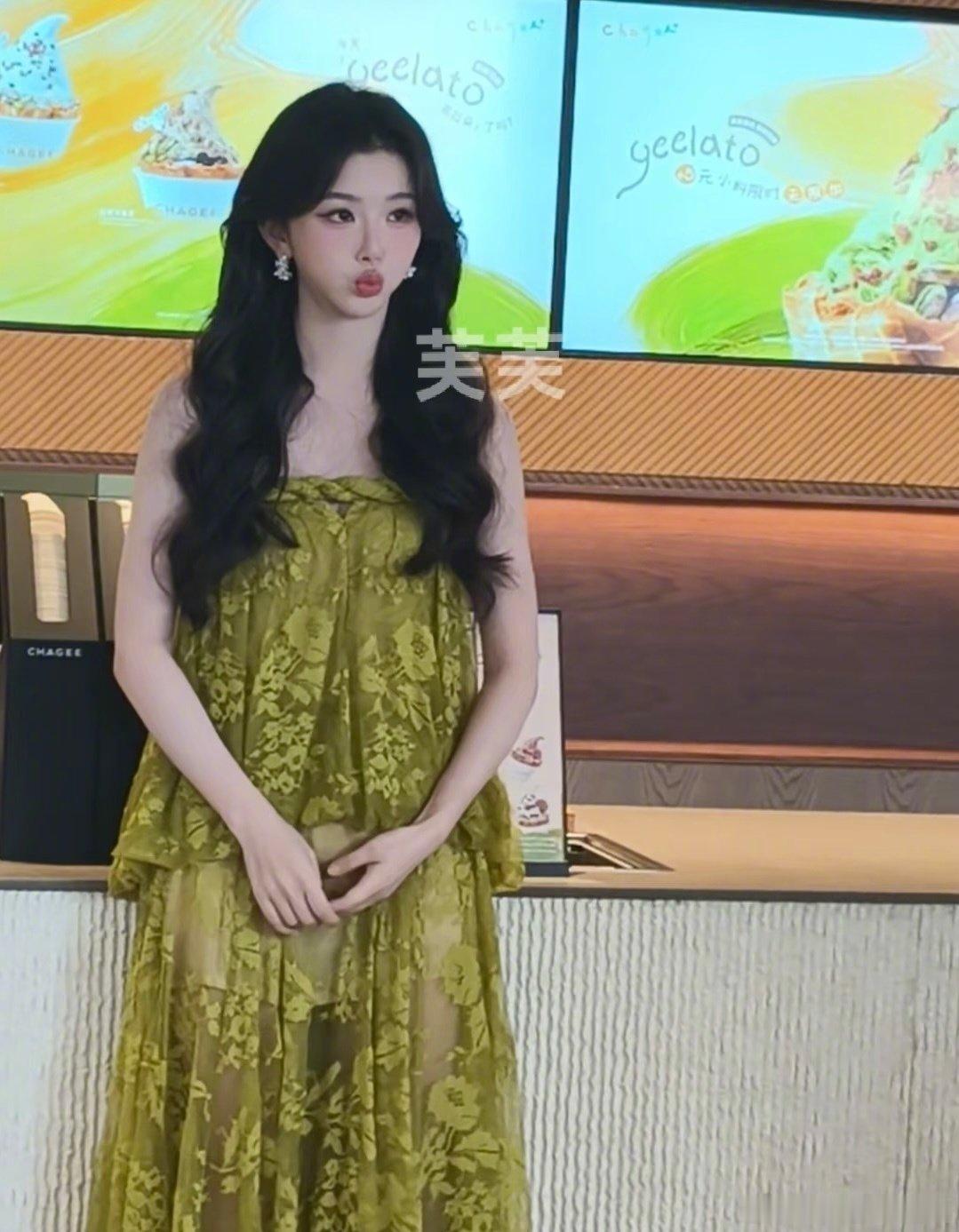 孔雪儿青岛版绿野仙踪来袭，今日份线下活动生图怎会美成这样🍃孔雪儿大波浪抹胸绿裙