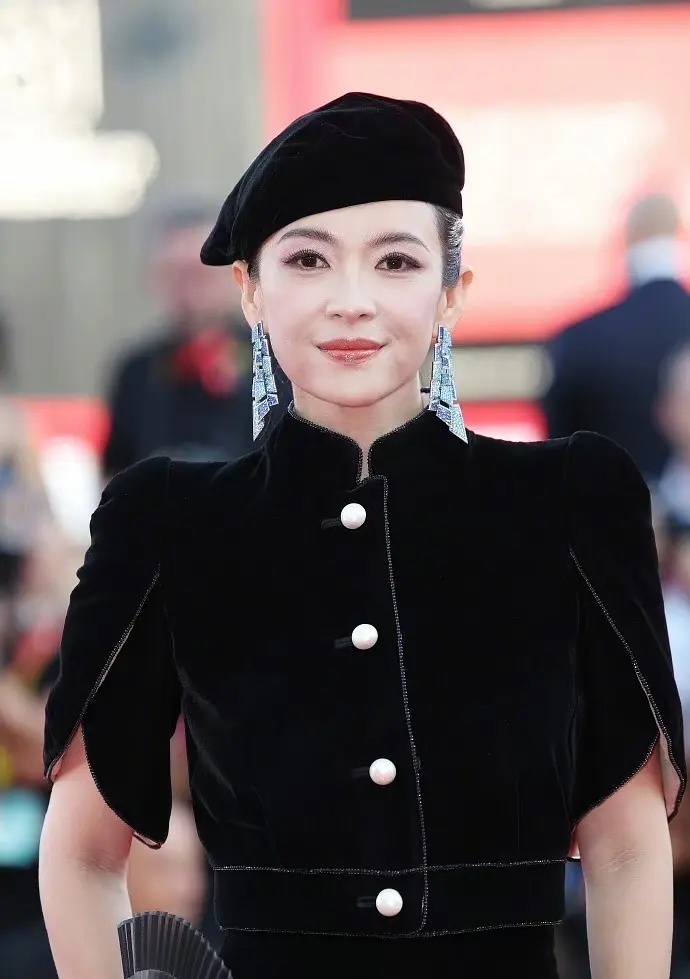 章子怡最新红毯的造型，大家觉得怎么样？ ​​​