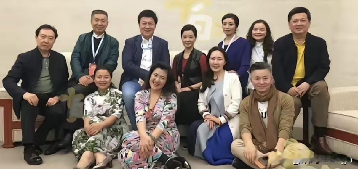 这张照片展现了歌唱家们无比接地气、平易近人的一面，真是让人倍感亲切！

张也、万