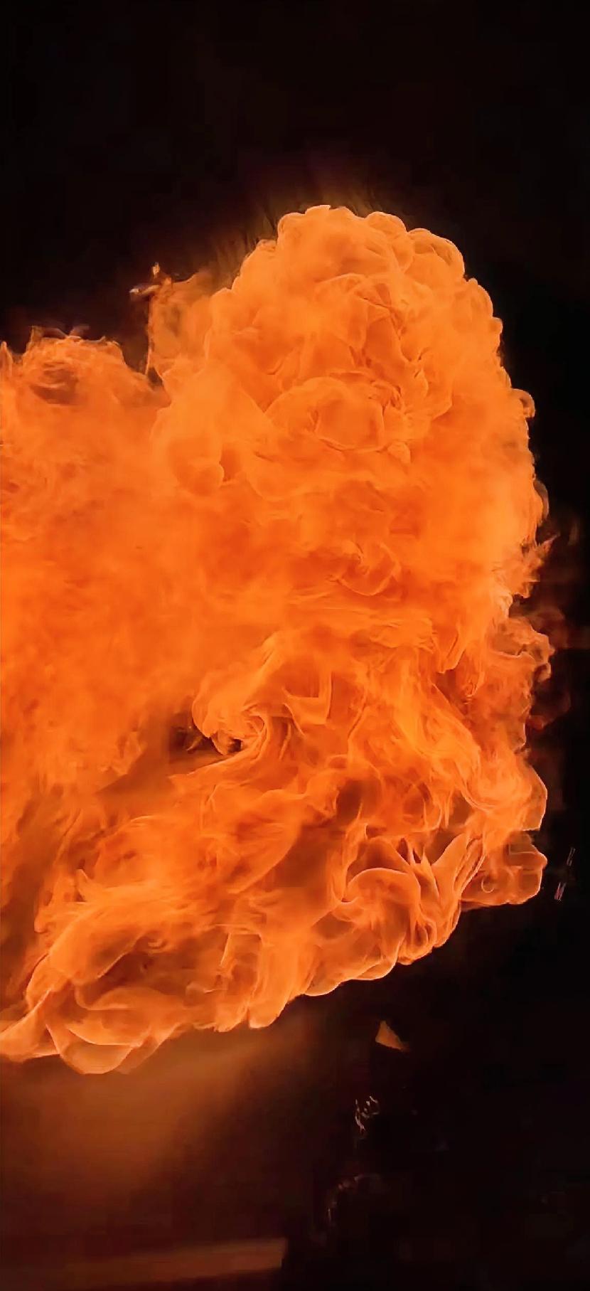 现在Ai可以写作，画画，下棋，做音乐，唱歌，生成图片，生成视频，甚至拍电影。关于