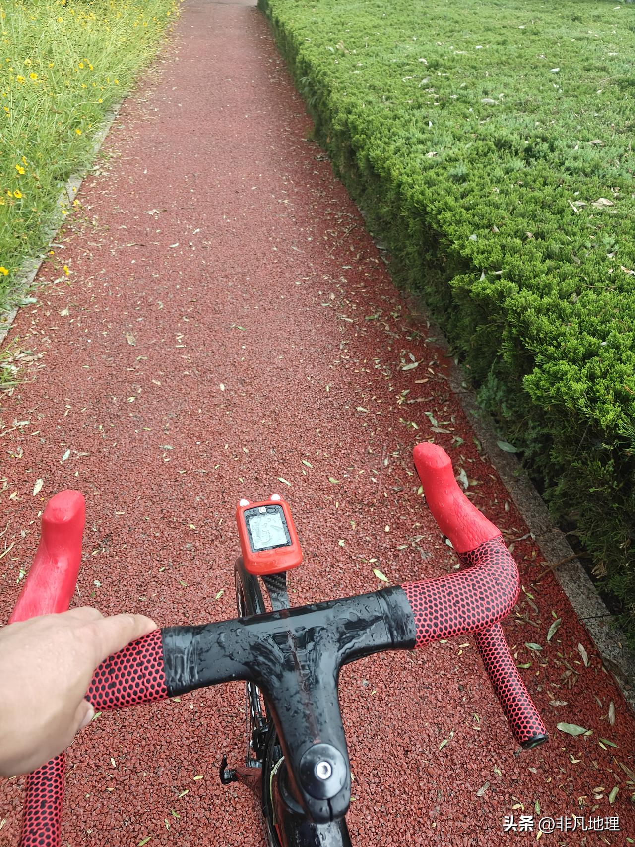 老太太摔倒了，遇见了就得扶！要是骑车视而不见就过去了，晚上应该会睡不着吧！

骑