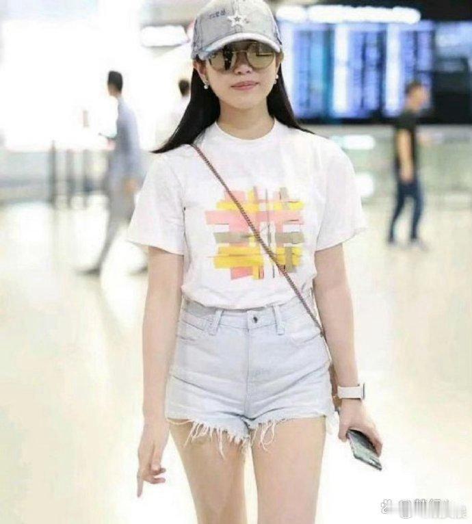 陈妍希肤白貌美气质出众，修长身姿格外亮眼，温柔甜美的笑容瞬间治愈人心。 