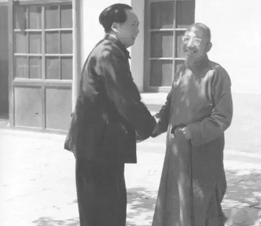 1949年4月5日，著名民主人士柳亚子逛街回颐和园时，因为新来的警卫战士不认识他