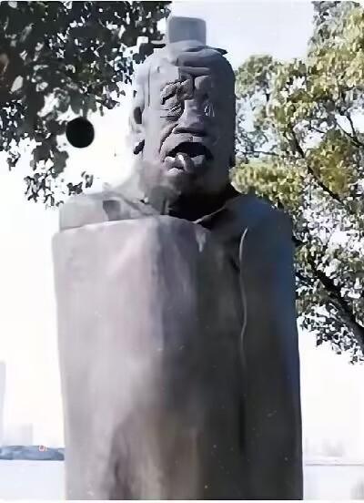 苏州金鸡湖畔老子雕像引争议！龇牙咧嘴不像圣人像恶搞市民怒了：这不是艺术是羞辱
 