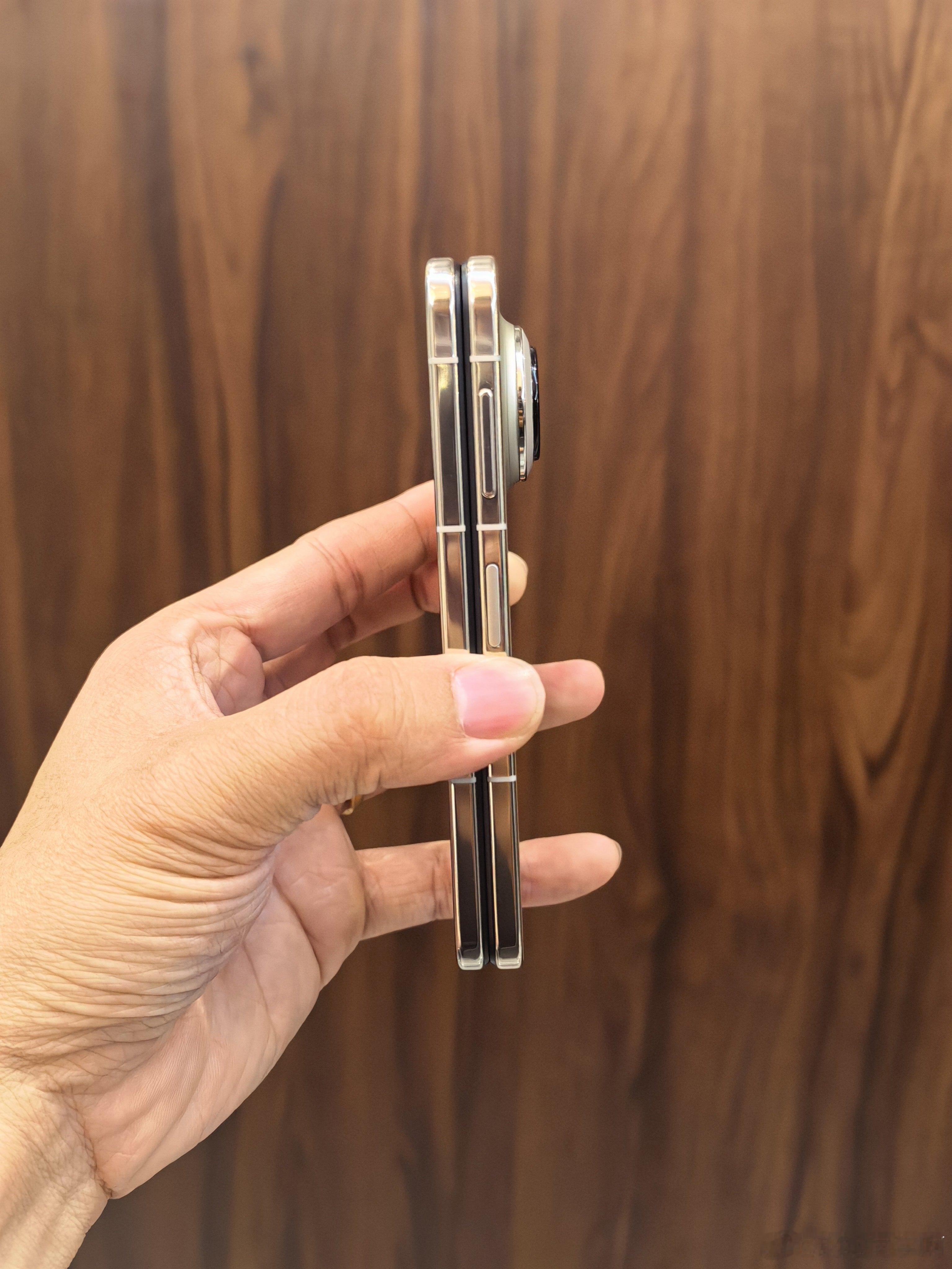 华为Pura X Max 的手感比想象中的好而且这个比例的屏幕，第一感觉会很奇怪