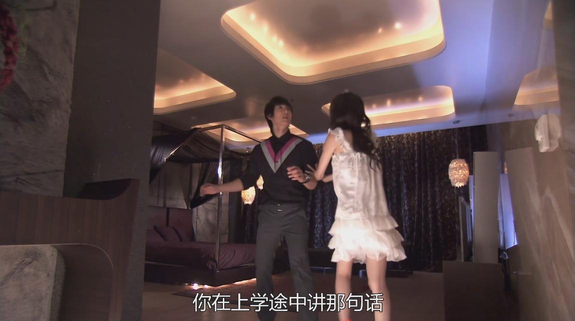 小麦很喜欢穿白裙子，不过她穿白裙子倒是能更加凸显小公主的清纯气质。
#公主小妹#