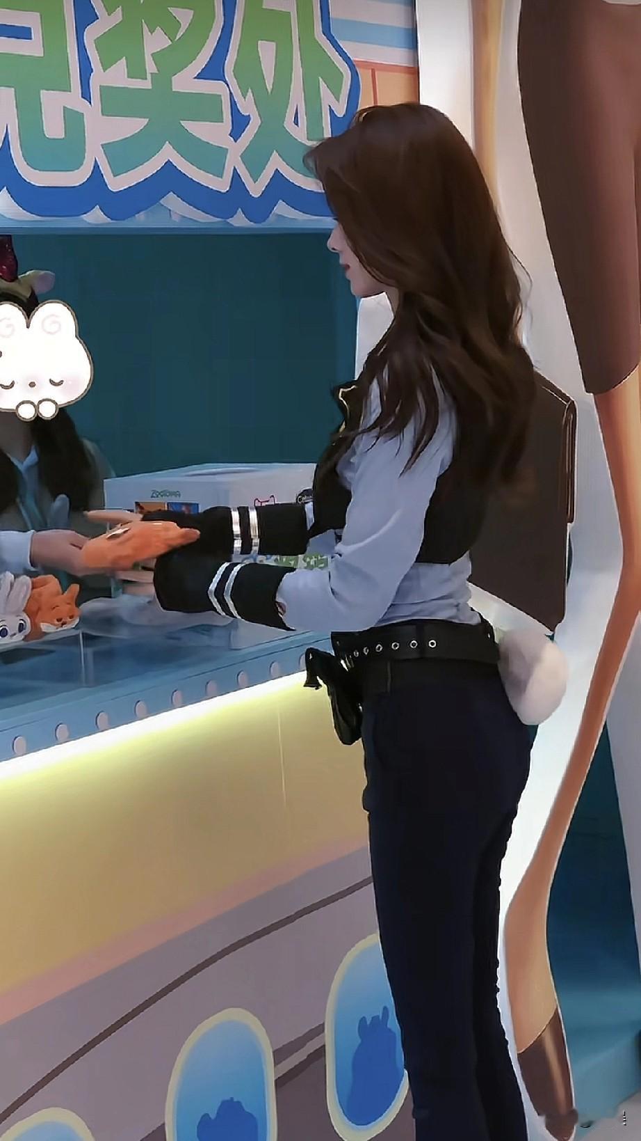 孙一宁这套蓝黑配色服，浅蓝色修身衬衫搭配黑色小马甲，裤装和手套上，腰后还挂着软乎