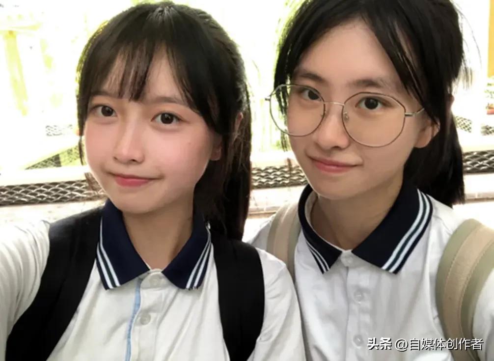 校园之中一款新式发型，正成为当下10后女孩追捧的潮流。这款被网友称作鲶鱼须的造型