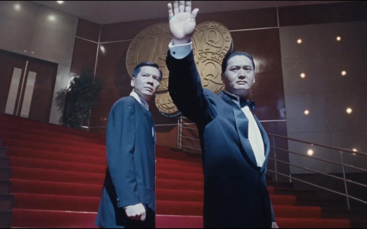 这应该是周润发最帅的一个镜头了，连向华强都相形见绌，你觉得呢？[微笑]