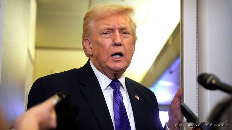 唐纳德·特朗普表示，他关于奥巴马夫妇是猿类的视频并未犯错
白宫最初为该帖子辩护，