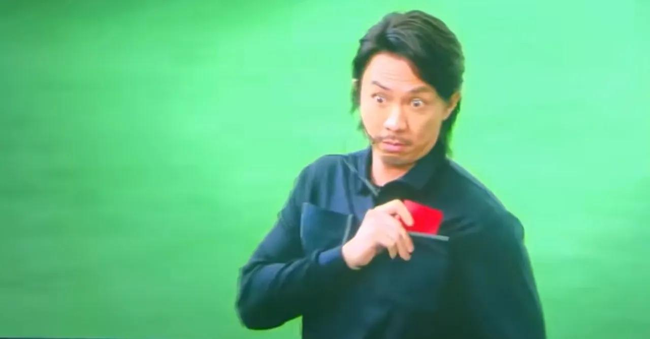这裁判是谁演的？一副欠揍的样儿！
在赛场上，这货是有偏向的，梨花队犯规他视而不见