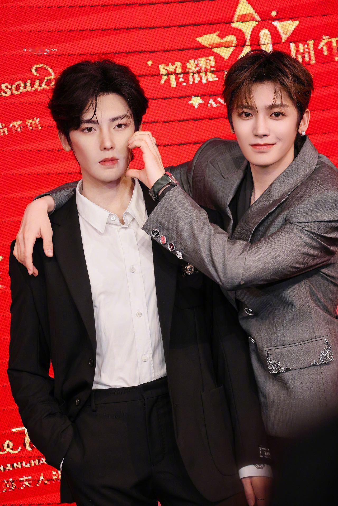 侯明昊亲了侯明昊 谁懂啊，他真的好有趣一人，明明可以帅帅地站着合影，他非要整活儿