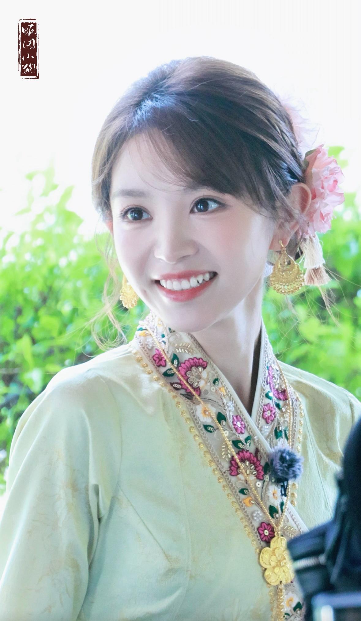 田曦薇超话 这太美了….. 
田曦薇傣装盘发造型 ​