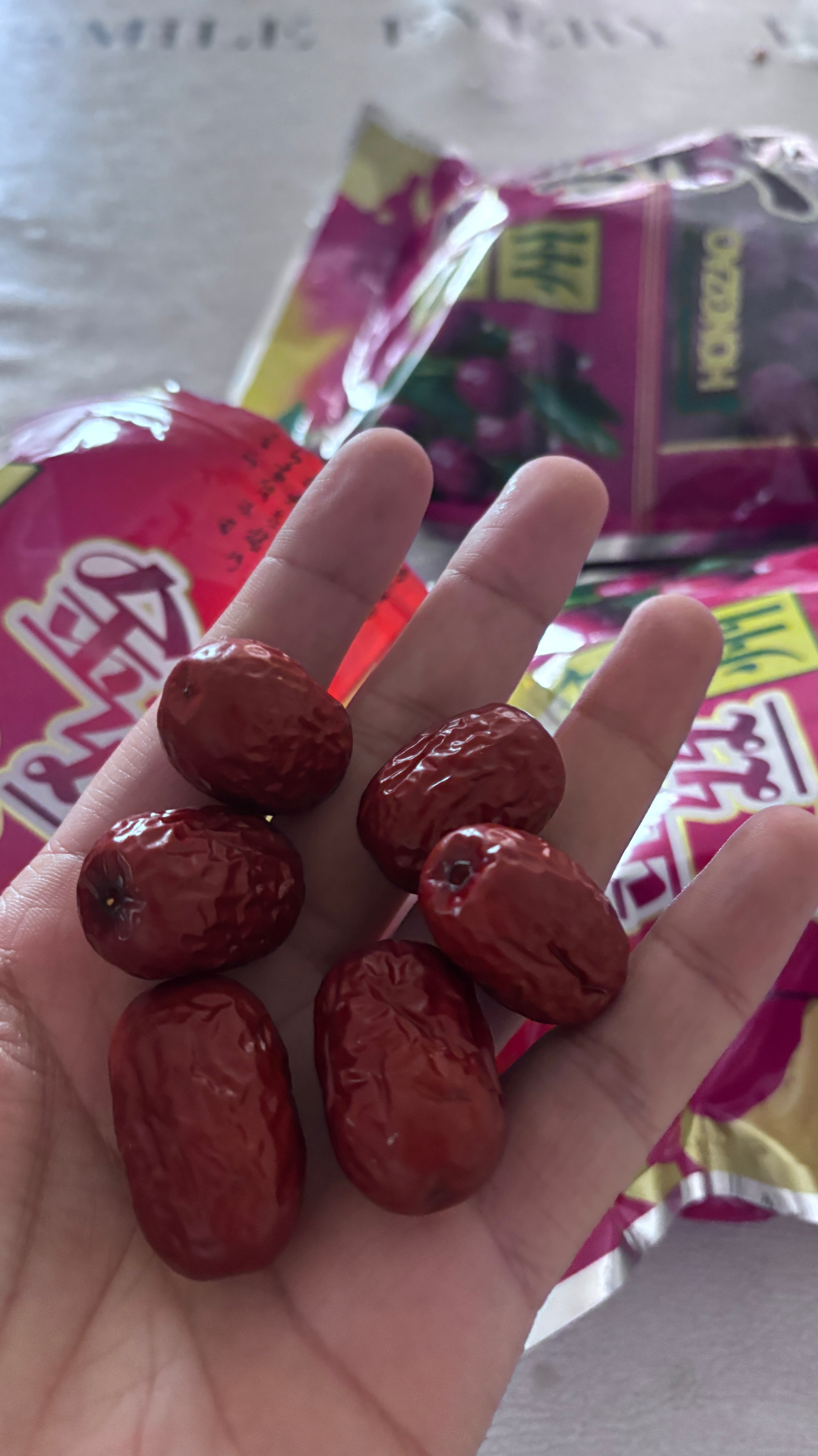 同事给我邮来了三袋沧州金丝小枣，果然很好吃特别香甜。