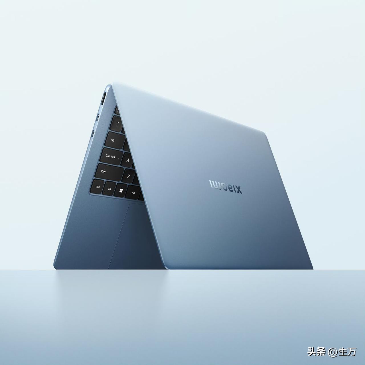 卢伟冰放出小米新笔记本::公斤级别！

就在刚才，卢伟斌在社交网络放出了小米全新