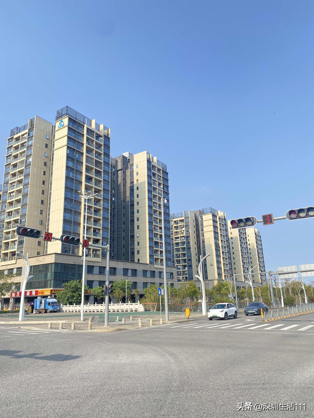 我发现一个特别奇怪的现象：现在好多四五十岁的人都在生孩子。

昨晚在楼下散步，我