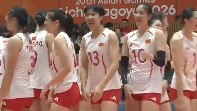 女排亚运会十冠王，第三局绝境之下逆转取胜。
中国女排和日本队的比赛，前两局顺风顺