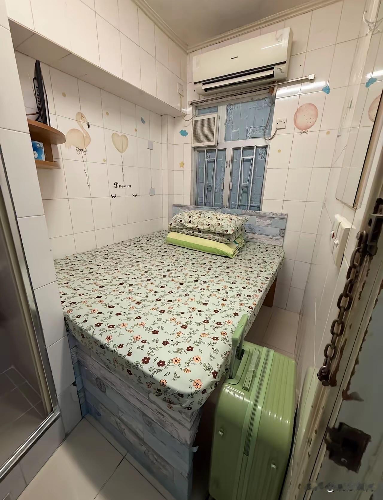 儿子结婚香港旅游，花137元巨款订的酒店，竟然如此“豪华”！
儿子结婚后，想着单