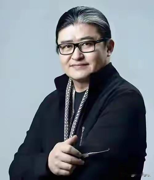 某欢病逝，网上一片哀嚎。
各种网文铺天盖地，各种评论、评价五花八门，说咸的，说淡
